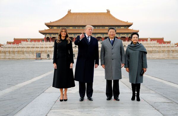 Tổng thống Hoa Kỳ Donald Trump và Đệ nhất phu nhân Melania viếng thăm Tử Cấm Thành với Chủ tịch Trung Quốc Tập Cận Bình và Đệ nhất phu nhân Bành Lệ Viện - Sputnik Việt Nam
