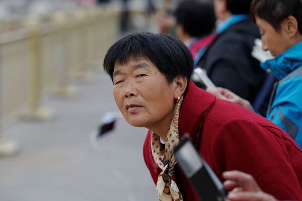 Những người  dân đang cố gắng nhìn cho được Tổng thống Mỹ Donald Trump trong khi đoàn xe đi qua Quảng trường Thiên An Môn ở Bắc Kinh, Trung Quốc - Sputnik Việt Nam
