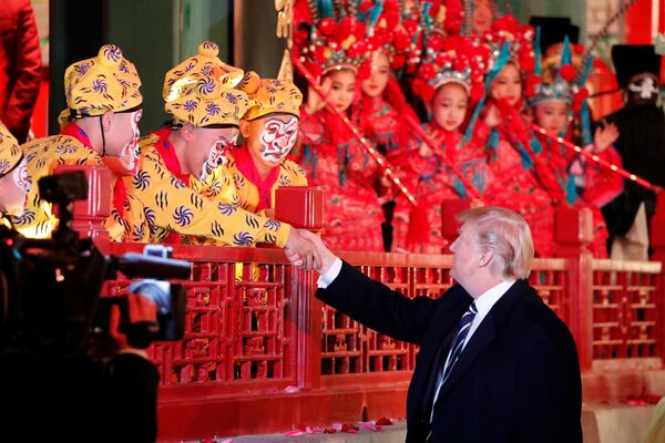 Tổng thống Hoa Kỳ Donald Trump trong buổi tham quan Tử Cấm Thành ở Bắc Kinh, Trung Quốc - Sputnik Việt Nam