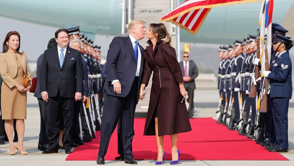 Tổng thống Hoa Kỳ Donald Trump cùng Phu nhân Melania tại sân bay ở Seoul - Sputnik Việt Nam