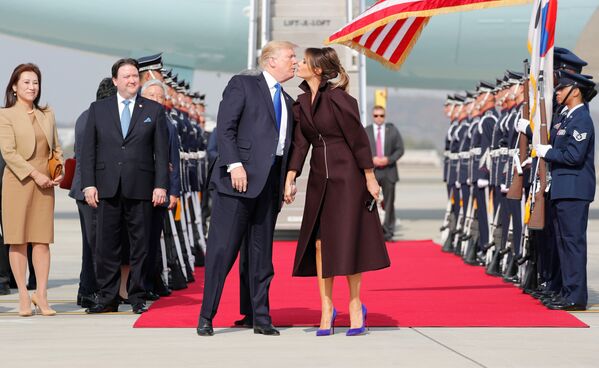 Tổng thống Hoa Kỳ Donald Trump cùng Phu nhân Melania tại sân bay ở Seoul - Sputnik Việt Nam