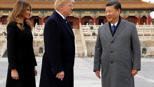Tổng thống Hoa Kỳ Donald Trump và Đệ nhất phu nhân Melania viếng thăm Tử Cấm Thành với Chủ tịch Trung Quốc Tập Cận Bình và Đệ nhất phu nhân Bành Lệ Viện - Sputnik Việt Nam