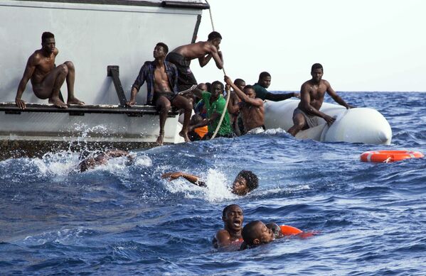 Lực lượng Cảnh sát bờ biển Libya giải cứu dân nhập cư trên chiếc thuyền bơm hơi bị chìm ở Địa Trung Hải - Sputnik Việt Nam