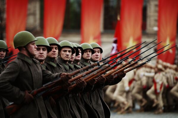 Các quân nhân  trong cuộc diễu hành kỷ niệm 76 năm cuộc duyệt binh lịch sử năm 1941, trên Quảng trường Đỏ ở Matxcơva - Sputnik Việt Nam