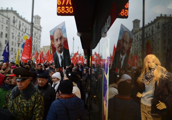 Những người tham gia cuộc tuần hành của Đảng Cộng sản Nga ở Matxcơva, tôn vinh 100 năm Cách mạng XHCN Tháng Mười - Sputnik Việt Nam