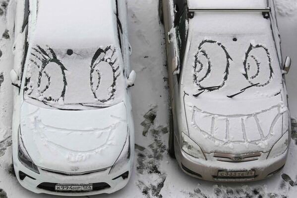 Biểu tượng cảm xúc trên kính ô tô ở Krasnoyarsk - Sputnik Việt Nam