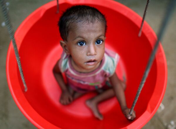 Bé gái từ gia đình người tị nạn Rohingya đang cân kiểm tra trong trung tâm cấp cứu ở Bangladesh - Sputnik Việt Nam