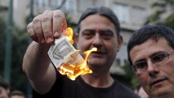Người dân Hy Lạp đốt tiền euro trong cuộc biểu tình phản đối EU - Sputnik Việt Nam