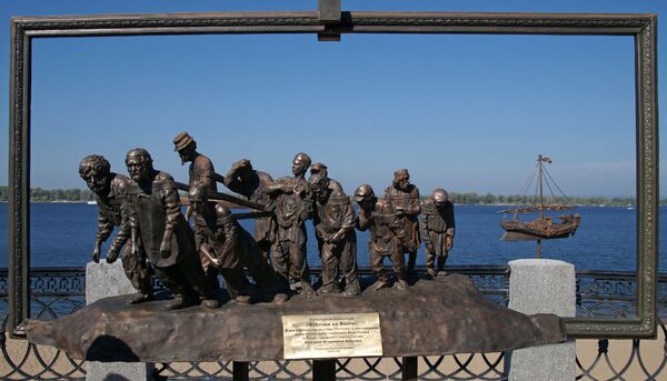 Tổ hợp điêu khắc “Người kéo thuyền trên sông Volga” của Nikolai Kuklev  tạo lập tôn vinh đại danh họa Ilya Repin ở Samara - Sputnik Việt Nam