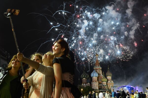 Học sinh tốt nghiệp phổ thông Moskva trong lễ hội pháo hoa trên Quảng trường Đỏ - Sputnik Việt Nam