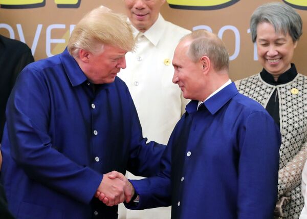 Các ông Putin và Trump bắt tay chào nhau ở hội nghị thượng đỉnh APEC ở Việt Nam - Sputnik Việt Nam