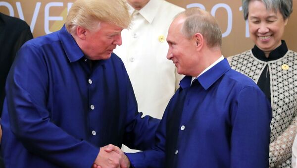 Các ông Putin và Trump bắt tay chào nhau ở hội nghị thượng đỉnh APEC ở Việt Nam - Sputnik Việt Nam