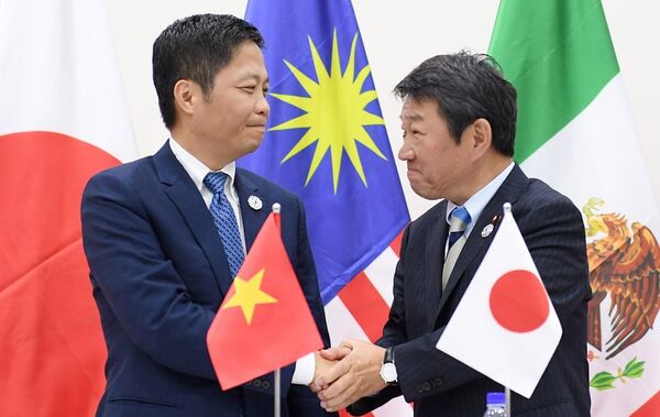 Ông Motegi cám ơn đồng chủ trì là Bộ trưởng Trần Tuấn Anh đã giúp lèo lái cuộc đàm phán qua giai đoạn khó khăn Ông Motegi cám ơn đồng chủ trì là Bộ trưởng Trần Tuấn Anh đã giúp lèo lái cuộc đàm phán qua giai đoạn khó khăn - Sputnik Việt Nam