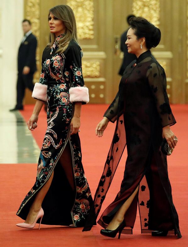 Các đệ nhất phu nhân Hoa Kỳ và Trung Quốc - Melania Trump và Bành Lệ Viện - tại nghi lễ đón tiếp trọng thể ở Bắc Kinh - Sputnik Việt Nam