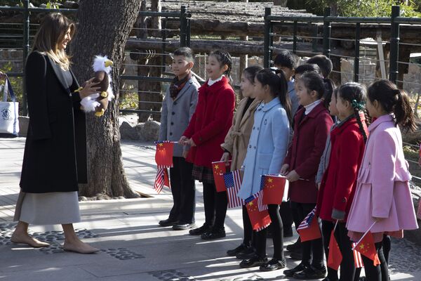 Đệ nhất phu nhân Hoa Kỳ Melania Trump với các trẻ em Trung Quốc tại Vườn thú Bắc Kinh - Sputnik Việt Nam