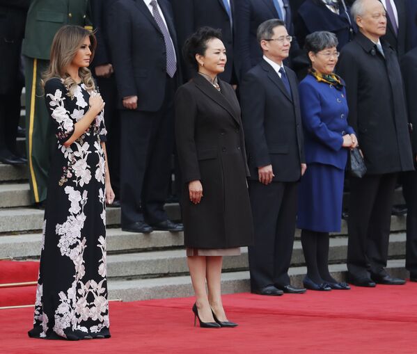 Các đệ nhất phu nhân Hoa Kỳ và Trung Quốc - Melania Trump và Bành Lệ Viện - trong  nghi lễ chào đón tại Đại lễ đường Nhân dân Bắc Kinh - Sputnik Việt Nam