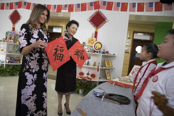 Các đệ nhất phu nhân Hoa Kỳ và Trung Quốc - Melania Trump và Bành Lệ Viện - trong giờ học thư pháp ở trường tiểu học Bắc Kinh - Sputnik Việt Nam