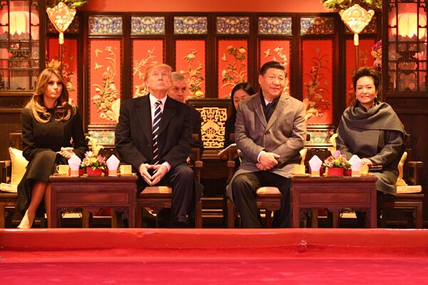 Tổng thống Hoa Kỳ Donald Trump và  phu nhân Melania thăm Tử Cấm Thành cùng với Chủ Tịch Trung Quốc Tập Cận Bình và phu nhân Bành Lệ Viện. - Sputnik Việt Nam
