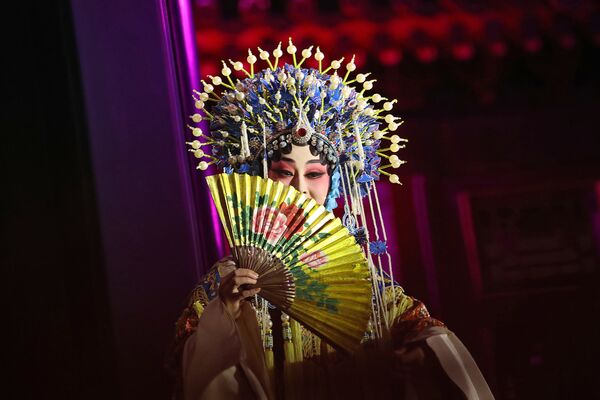 Nữ diễn viên kinh kịch Trung Quốc trong buổi trình diễn dành cho vợ chồng Tổng thống Hoa Kỳ Donald và Melania Trump - Sputnik Việt Nam