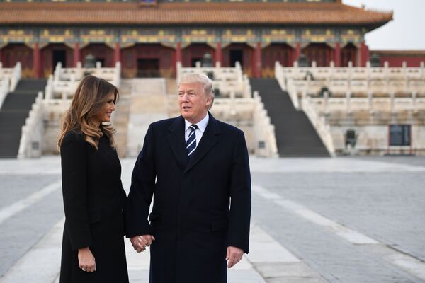 Đệ nhất phu nhân Hoa Kỳ Melania Trump và Tổng thống Hoa Kỳ Donald Trump thăm Tử Cấm Thành ở Bắc Kinh - Sputnik Việt Nam