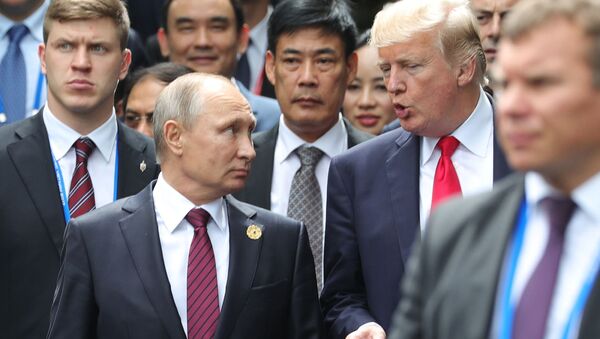 Президент России Владимир Путин и президент США Дональд Трамп на саммите АТЭС во Вьетнаме - Sputnik Việt Nam