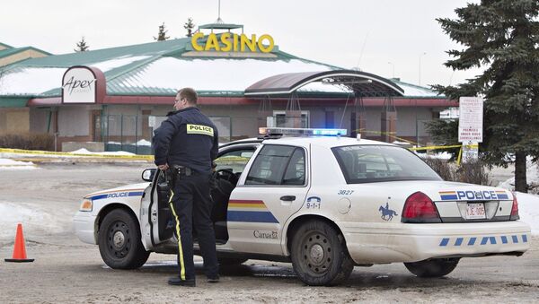 Police contain the scene where two RCMP officers were shot in St. Albert, Alberta, Canada, on Saturday, Jan. 17, 2015 - Sputnik Việt Nam