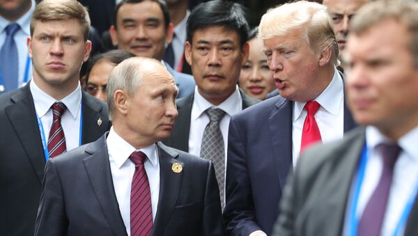 Russian President Vladimir Putin and US President Donald Trump are seen here ahead of the first working meeting of the Asia-Pacific Economic Cooperation leaders - Sputnik Việt Nam