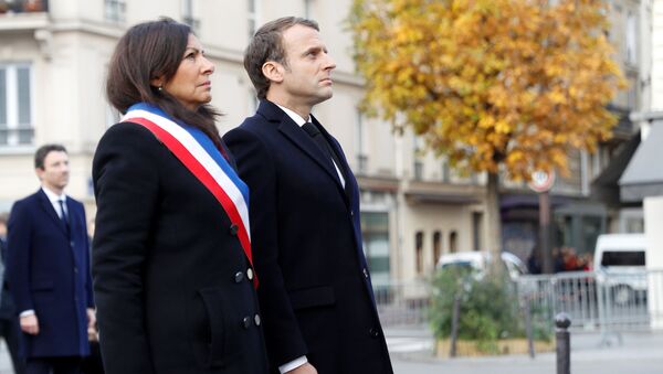 Tổng thống Pháp Emmanuel Macron và Thị trưởng Paris Anne Hidalgo tưởng niệm hai năm loạt vụ tấn công khủng bố ở Paris - Sputnik Việt Nam