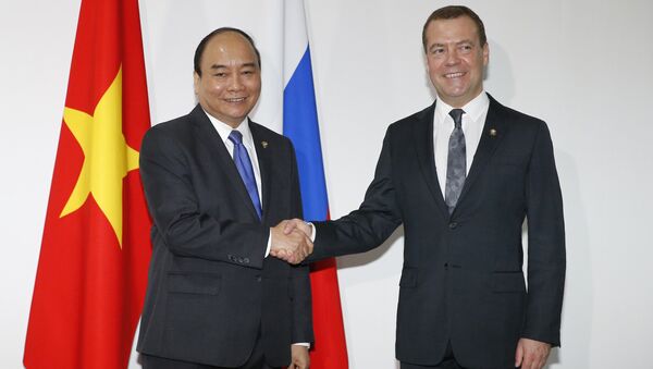 Thủ tướng Dmitry Medvedev tại cuộc gặp với Thủ tướng Nguyễn Xuân Phúc. - Sputnik Việt Nam