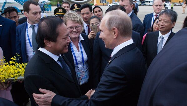 Bộ trưởng Bộ Thông tin và Truyền thông Việt Nam Trương Minh Tuấn đã trao tặng vị nguyên thủ quốc gia Nga Vladimir Putin quyển sách “Đợi anh về” - Sputnik Việt Nam