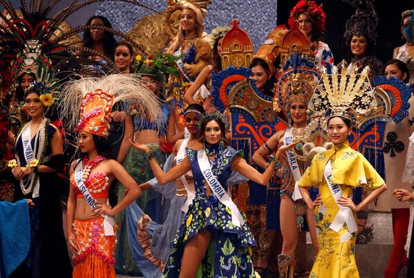 Đại diện Colombia Vanessa Pulgarin Monsalve và những người tham gia cuộc thi Miss International 2017 tại Tokyo trong trang phục dân tộc - Sputnik Việt Nam