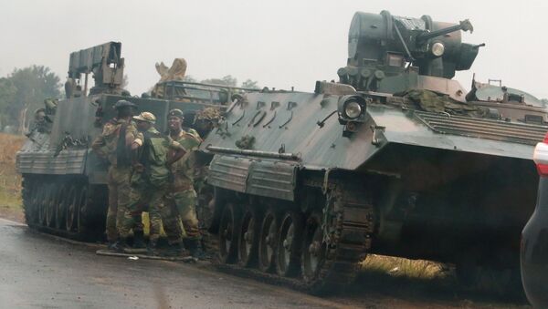 Soldiers stand beside military vehicles just outside Harare, Zimbabwe - Sputnik Việt Nam