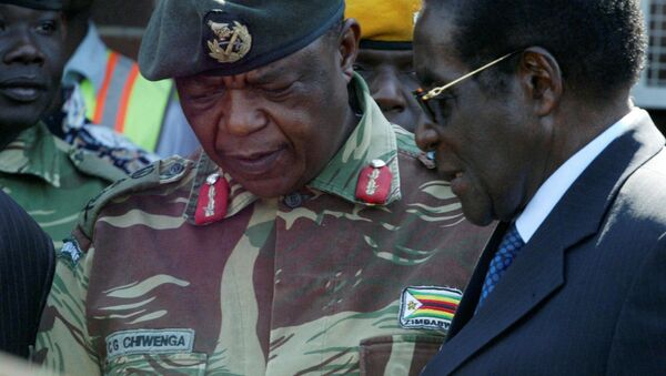Tổng tham mưu trưởng quân đội Constantino Chiwenga và Tổng thống Robert Mugabe - Sputnik Việt Nam