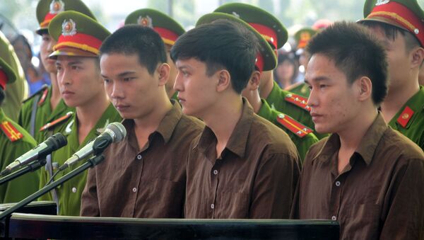 3 bị cáo trong phiên xử lưu động ngày 17/12 (từ trái qua phải) gồm: Vũ Văn Tiến, Nguyễn Hải Dương và Trần Đình Thoại - Sputnik Việt Nam