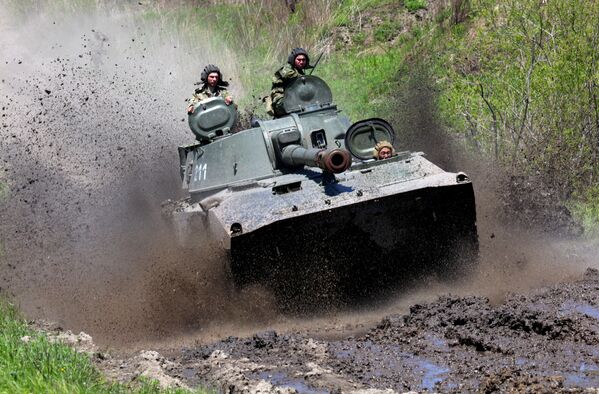Pháo tự hành Gvozdika hành tiến trong cuộc tập trận chiến thuật ở Primorye - Sputnik Việt Nam
