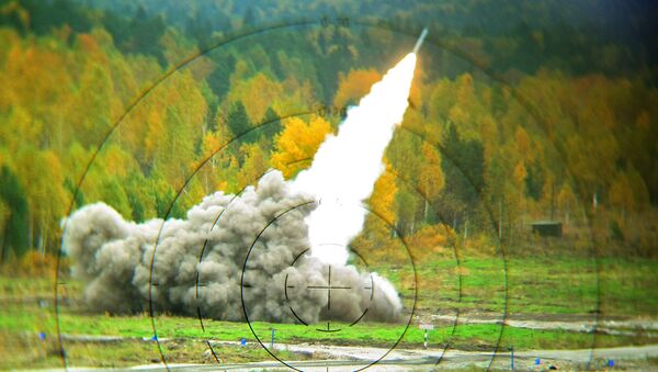 Hệ thống pháo phản lực phóng loạt Smerch trong buổi trình diễn tại Triển lãm  Expo Arms Russia -2013 diễn ra ở thành phố Nizhny Tagil - Sputnik Việt Nam