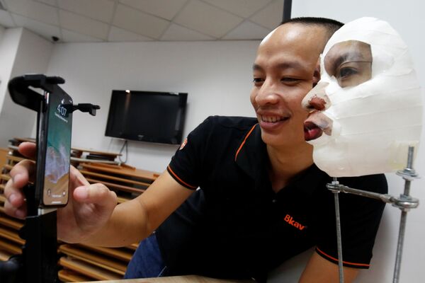 Phó Chủ tịch hãng Bkav trình bày thao tác bẻ mã khóa nhận dạng mặt người của Apple iPhone X với chiếc mặt nạ 3D trong văn phòng tại Hà Nội, Việt Nam - Sputnik Việt Nam