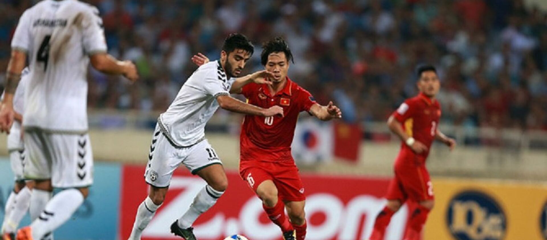 Đội tuyển Việt Nam (áo đỏ) đã có mặt ở vòng chung kết Asian Cup 2019  - Sputnik Việt Nam, 1920, 05.03.2020