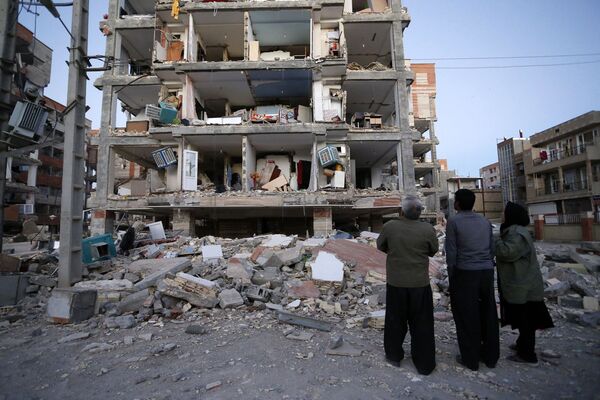 Mọi người nhìn tòa nhà bị động đất phá hủy ở thành phố Sere-Polye Zohab, Iran - Sputnik Việt Nam