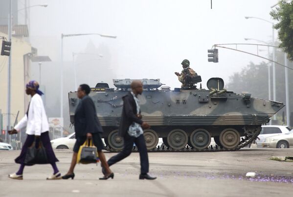 Một binh sĩ trên xe tăng khi tuần tra đường phố ở Harare, Zimbabwe - Sputnik Việt Nam
