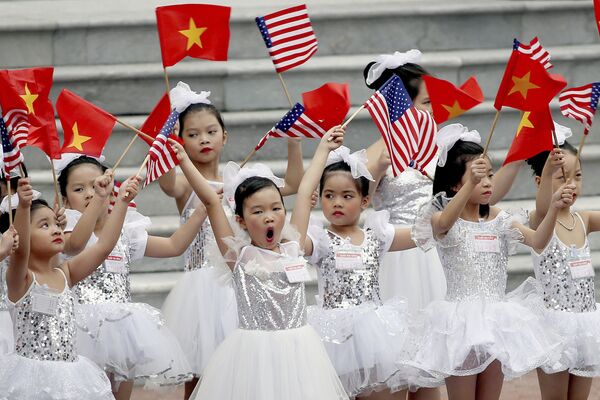 Các em nhỏ Việt Nam trước lễ đón Tổng thống Hoa Kỳ Donald Trump tại Hà Nội - Sputnik Việt Nam