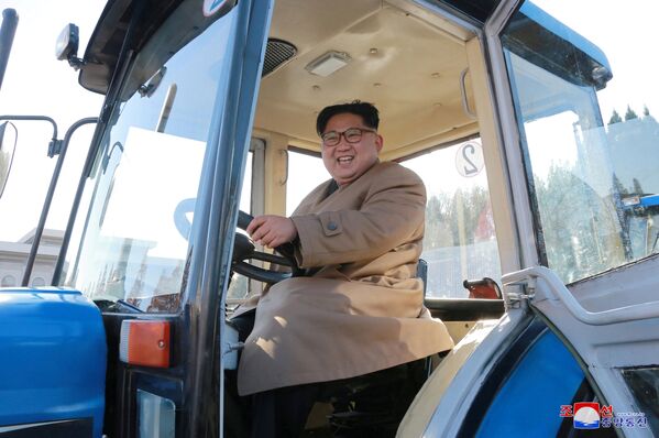 Ông Kim Jong-un thăm nhà máy sản xuất máy kéo ở Bắc Triều Tiên - Sputnik Việt Nam