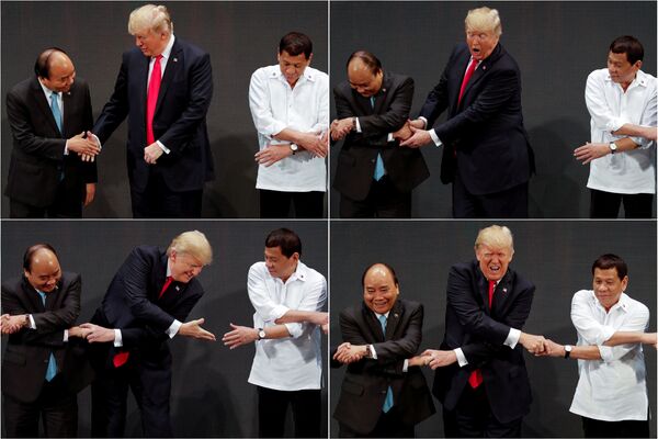 Tổng thống Hoa Kỳ Donald Trump trong nghi thức bắt tay ASEAN tại lễ khai mạc hội nghị thượng đỉnh ASEAN ở Manila, Philippines - Sputnik Việt Nam