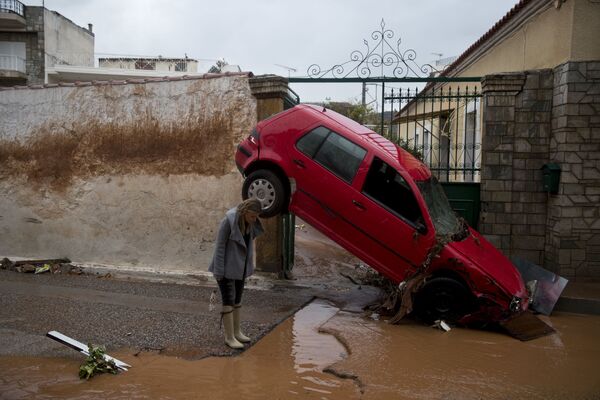 Người phụ nữ bên chiếc xe bị ngập nước ở Athens, Hy Lạp - Sputnik Việt Nam
