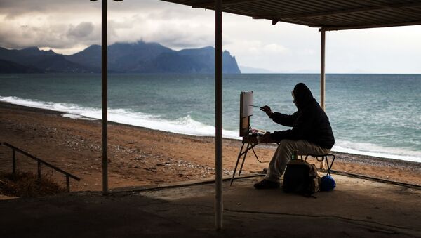 Họa sĩ vẽ tranh trên bãi biển Sevastopol, Crưm  - Sputnik Việt Nam