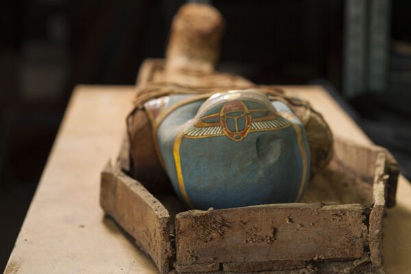 Các nhà khảo cổ  từ Trung tâm Nghiên cứu Ai Cập (Viện Hàn lâm Khoa học LB Nga) và đồng nghiệp địa phương ở Ai Cập đã tìm thấy trong hầm tu viện Deir el-Bana ở phía tây-nam thủ đô Cairo một chiếc quan tài với xác ướp cổ đại. - Sputnik Việt Nam
