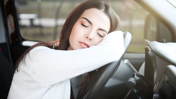 Уставшая девушка спит за рулем машины - Sputnik Việt Nam