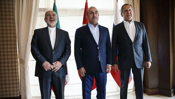 Bộ trưởng Ngoại giao Nga, Iran và Thổ Nhĩ Kỳ, các ông Sergei Lavrov, Javad Zarif và Mevlut Cavusoglu ở Antalya - Sputnik Việt Nam