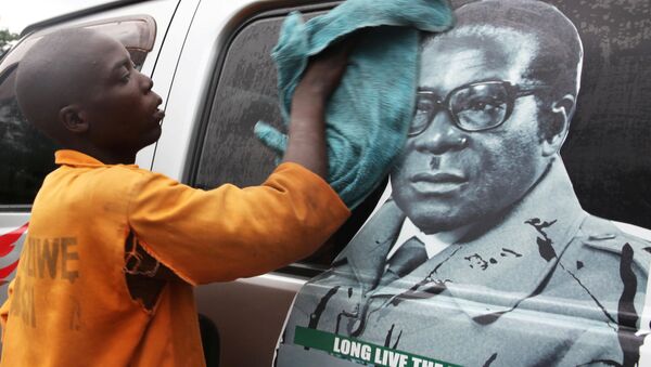 Xe buýt với hình ảnh Tổng thống Robert Mugabe - Sputnik Việt Nam