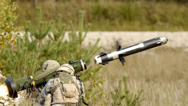 Американские солдаты ведут огонь из переносного противотанкового ракетного комплекса FGM-148 Javelin - Sputnik Việt Nam